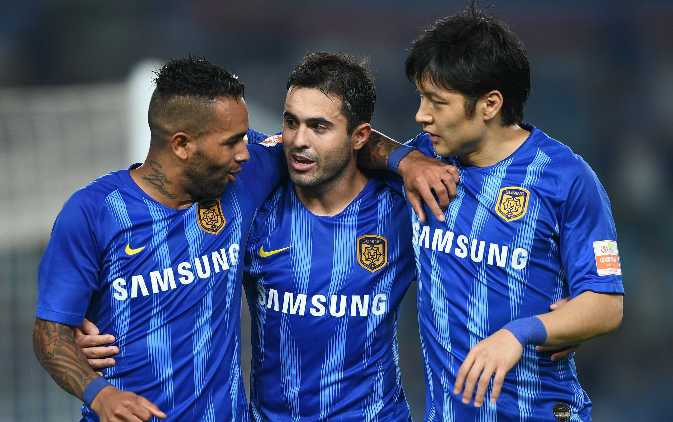 江苏苏宁迎战上海上港，争夺联赛领头羊位置