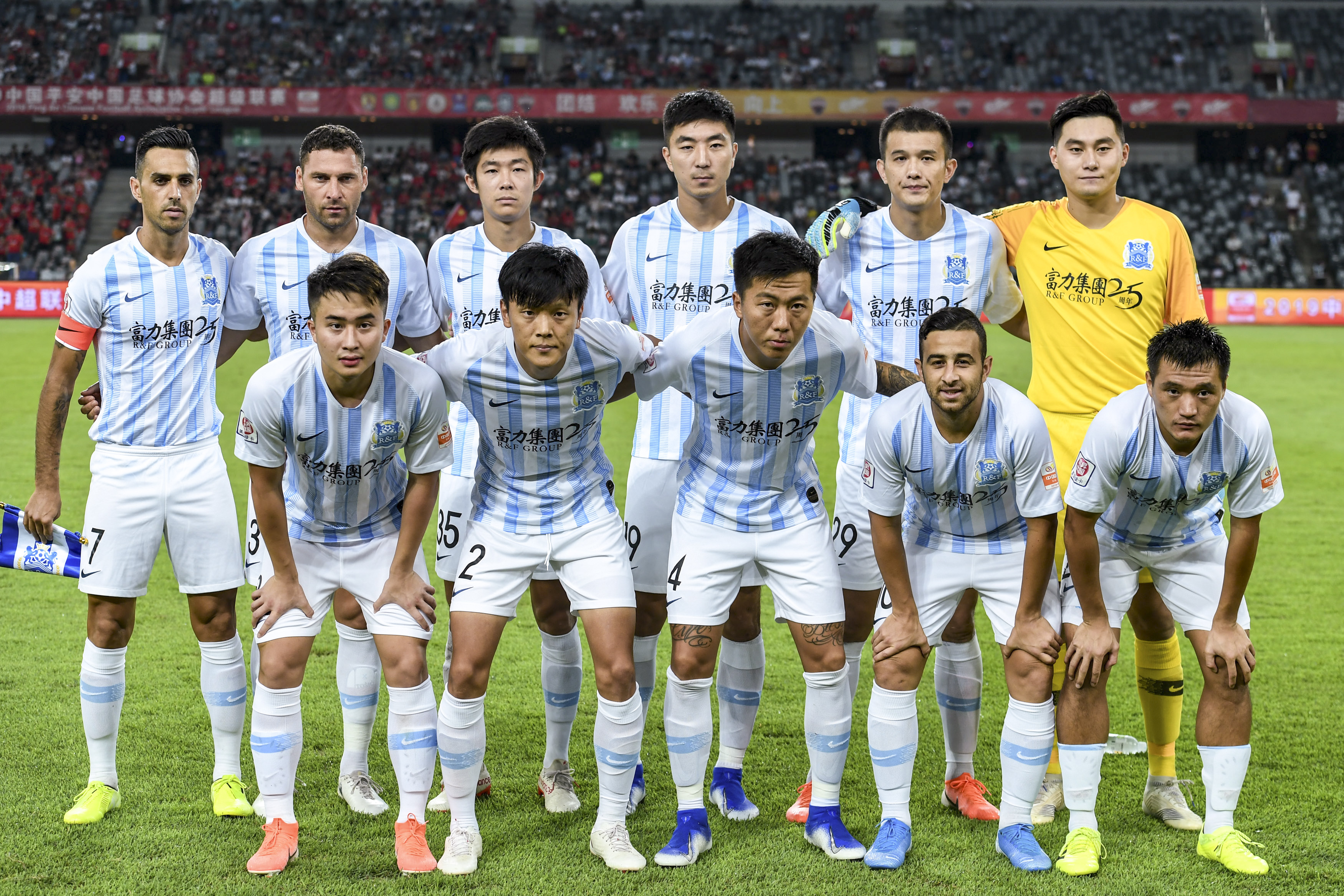 广州富力主场逼平深圳佳兆业，实现保持