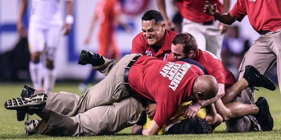 现场观众深陷足球比赛的激烈竞争中