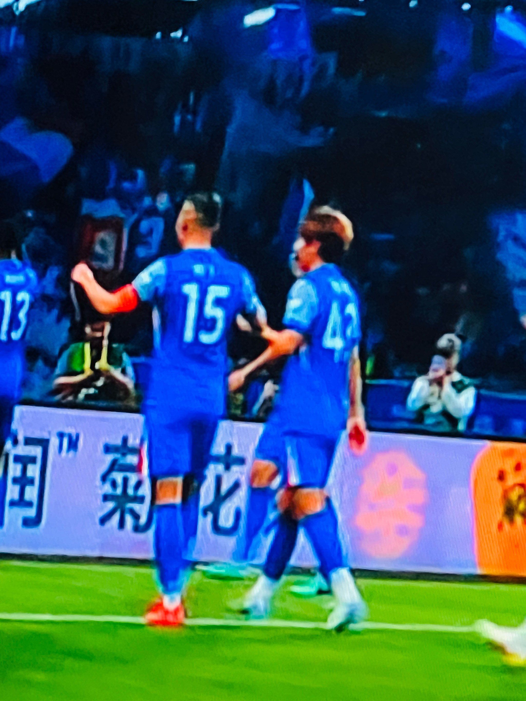 现场观众深陷足球比赛的激烈竞争中