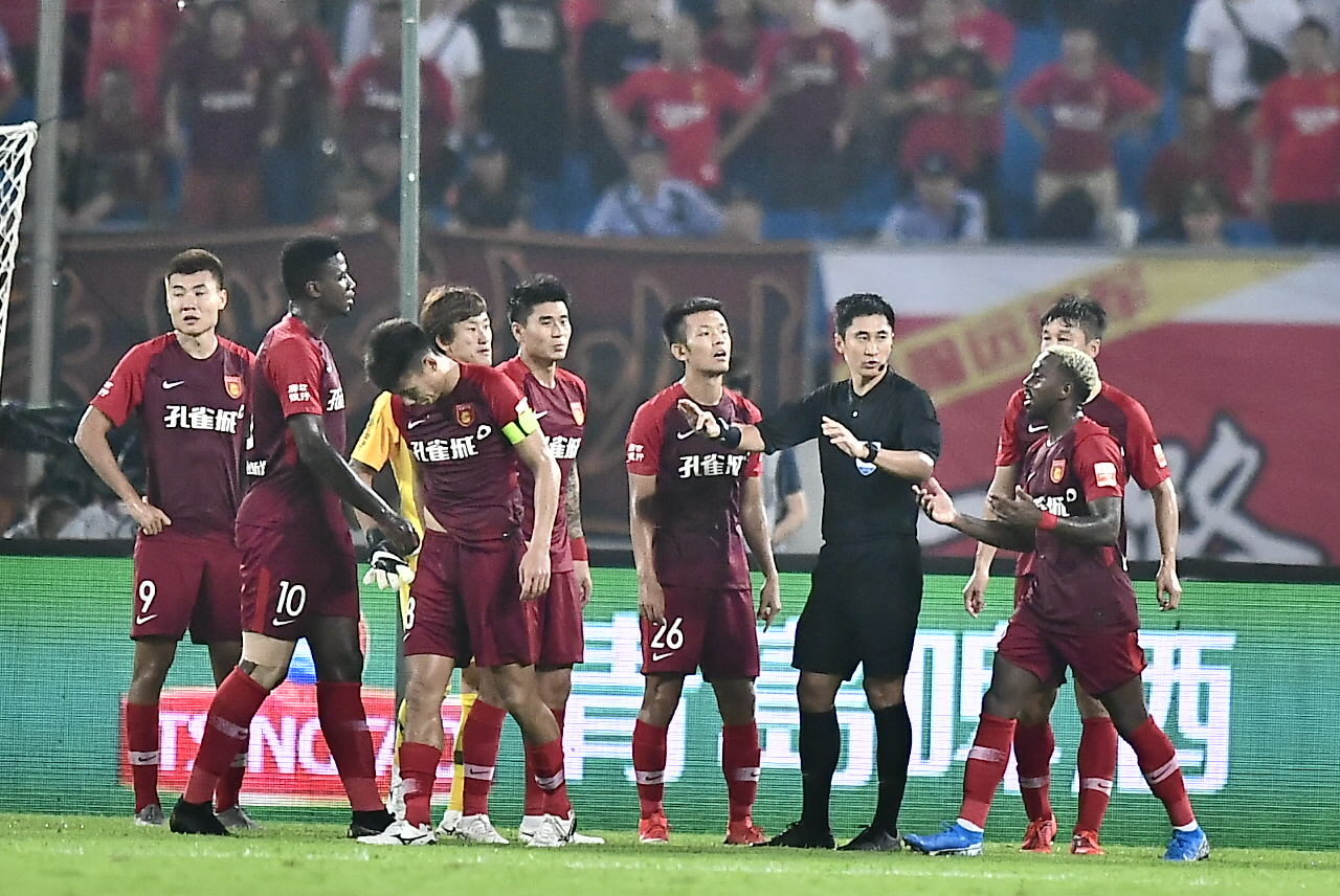 富力主场逼平恒大，比赛进程频频变动，胡安努玛助攻连线的简单介绍