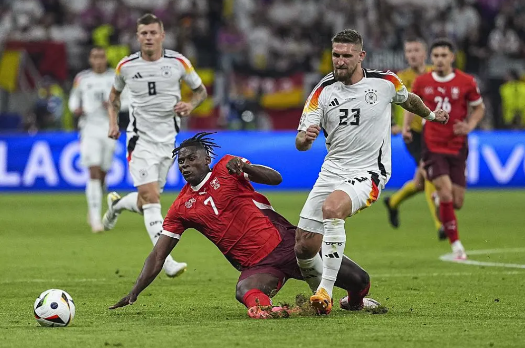 包含强者对决！欧洲足球联赛中一场激烈比赛的词条