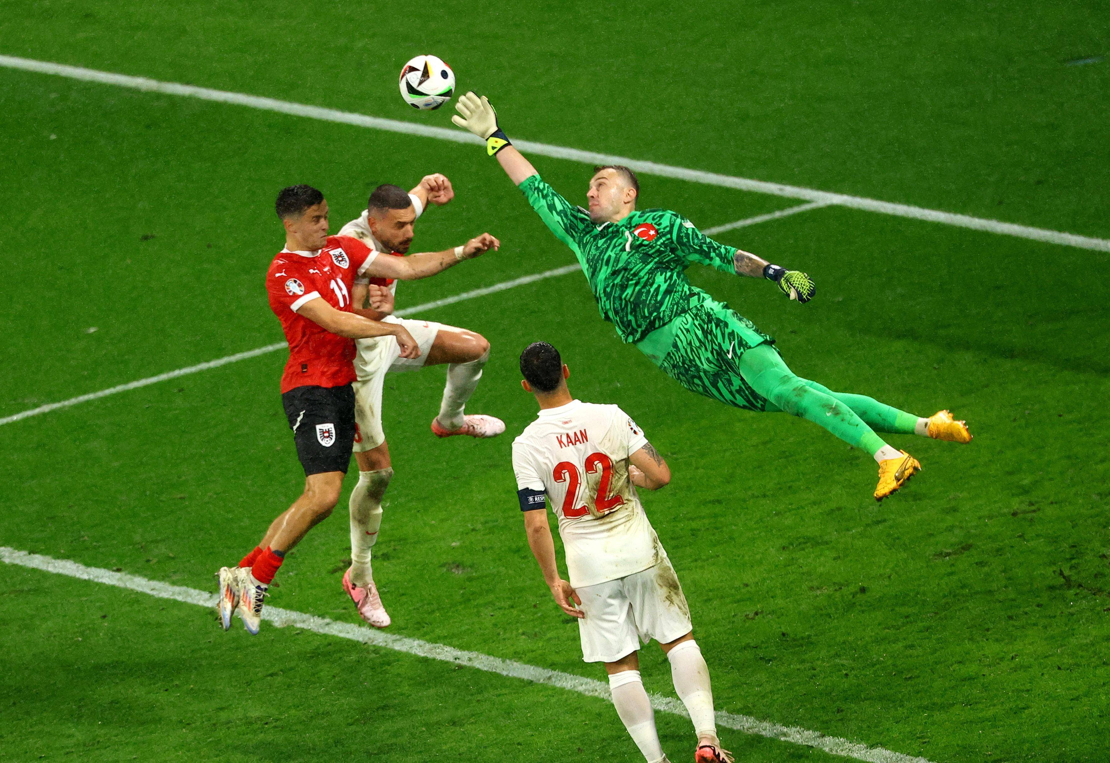 包含强者对决！欧洲足球联赛中一场激烈比赛的词条