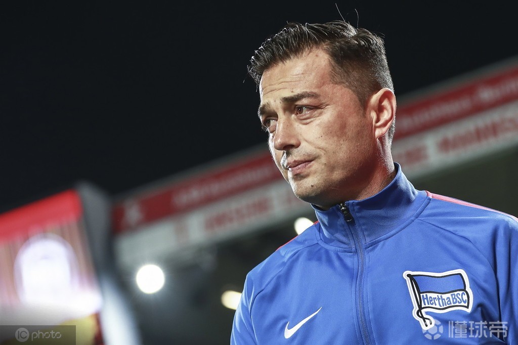 棋牌游戏-柏林赫塔队员在比赛中踢飞点球，球迷愤怒